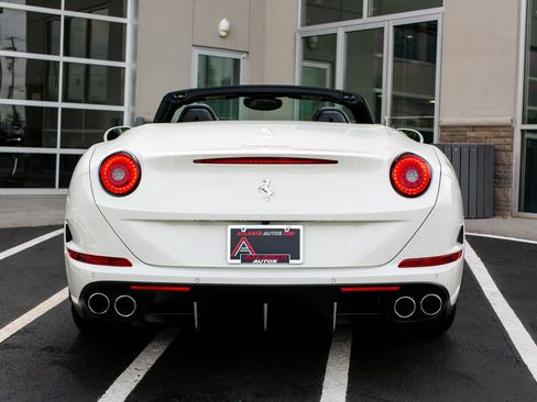 Used 2015 Ferrari California T RWD image 18