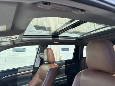 Used 2017 Toyota Highlander Limited Platinum image 9