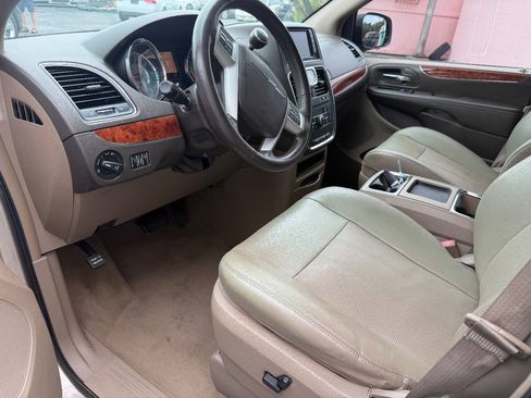 Used 2015 Chrysler Town & Country Touring-L w/ Driver Convenience Group FWD image 6