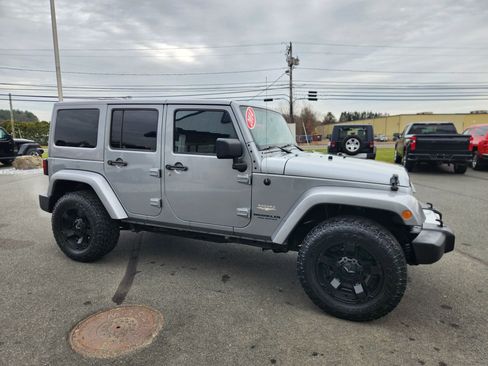 Used 2014 Jeep Wrangler Unlimited Sahara w/ Max Tow Package AWD/4WD image 19