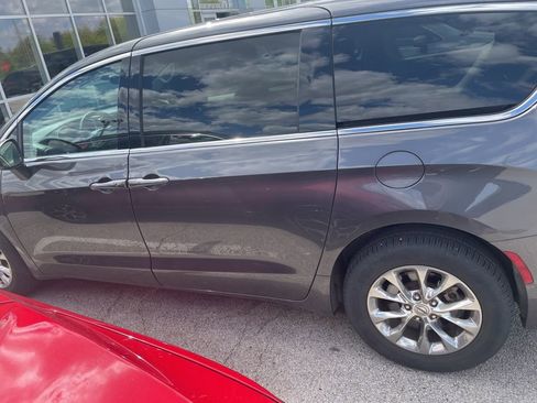 Used 2023 Chrysler Pacifica Touring-L AWD/4WD image 8