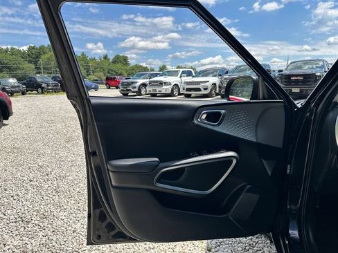 Used 2025 Kia Soul LX w/ LX Technology Package FWD image 21