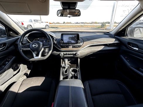 Used 2024 Nissan Altima 2.5 SV image 10