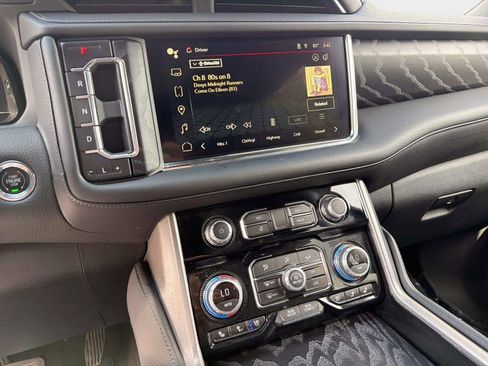 Used 2023 GMC Yukon XL Denali AWD/4WD image 39