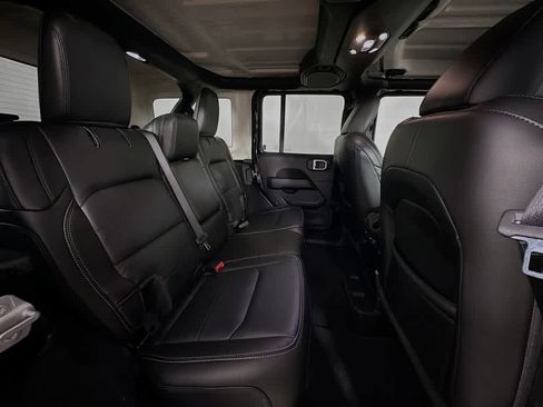 Used 2022 Jeep Wrangler Unlimited Sahara w/ Cold Weather Group AWD/4WD image 31