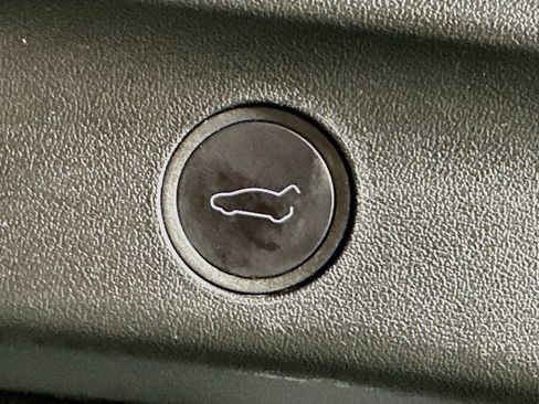 Used 2024 Tesla Model Y Long Range AWD/4WD image 31