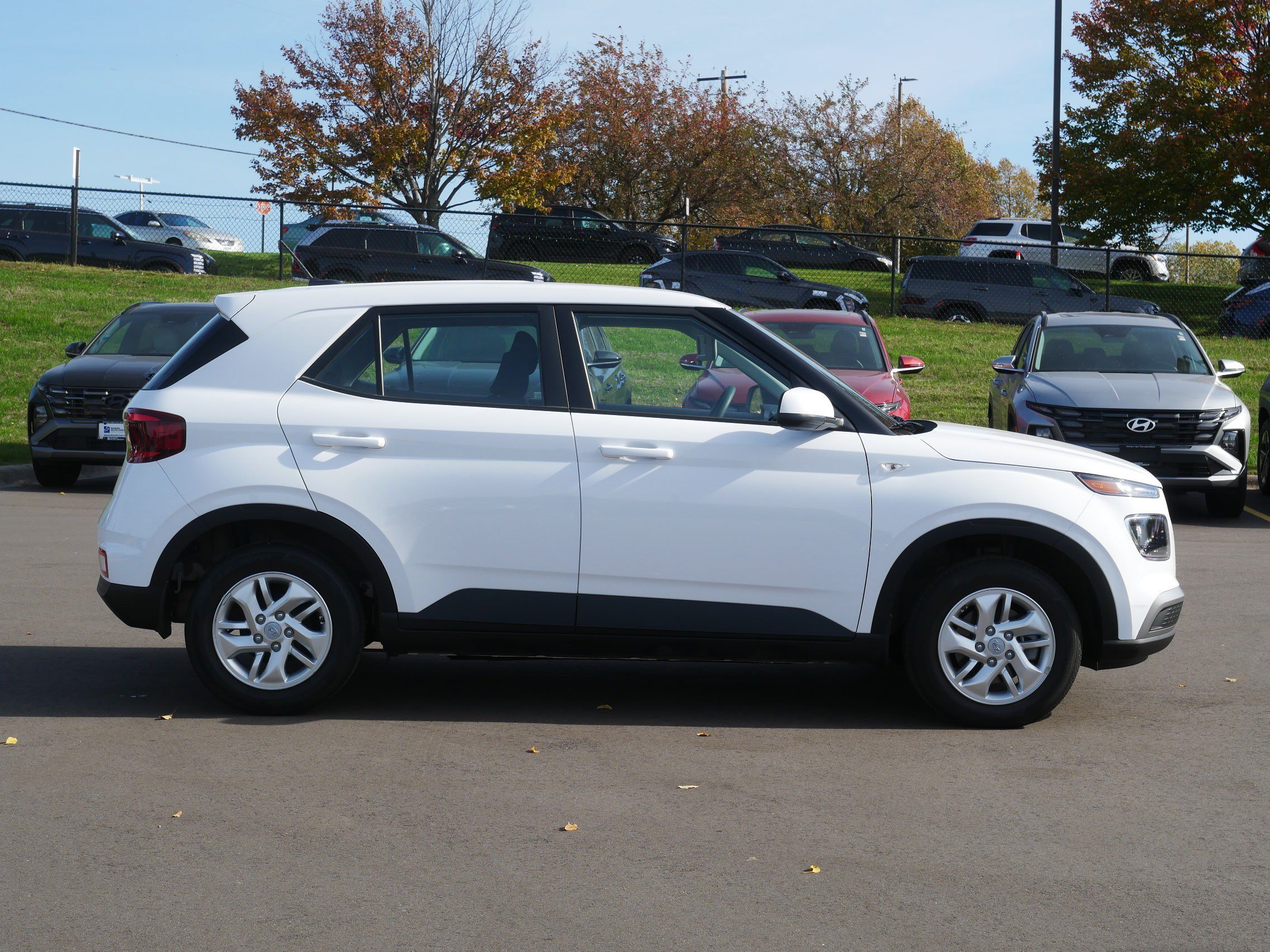 Used 2023 Hyundai Venue SE FWD image 5