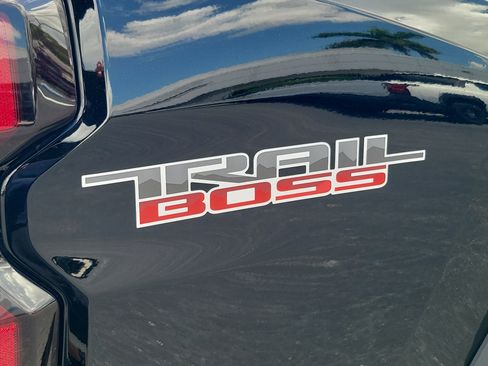 Used 2024 Chevrolet Colorado Trail Boss AWD/4WD image 5