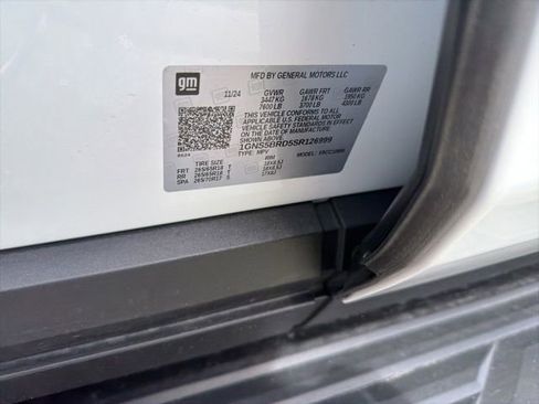 Used 2025 Chevrolet Suburban LS RWD image 12