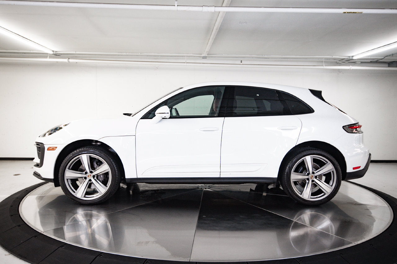 Certified 2024 Porsche Macan AWD/4WD image 2