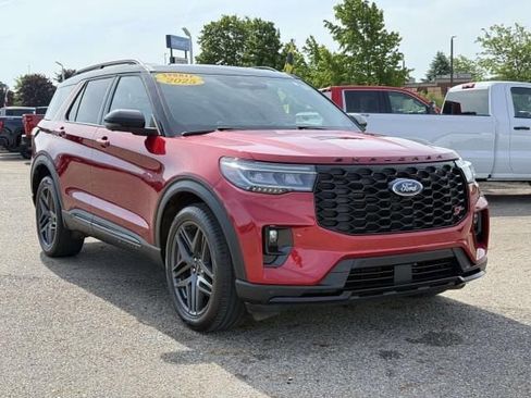 Used 2025 Ford Explorer ST AWD/4WD image 4