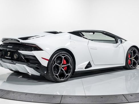 Used 2022 Lamborghini Huracan EVO RWD image 3