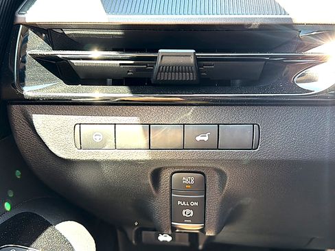 Used 2025 Nissan Murano SV AWD/4WD image 35