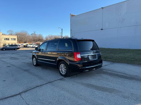 Used 2015 Chrysler Town & Country Touring-L w/ Driver Convenience Group image 5