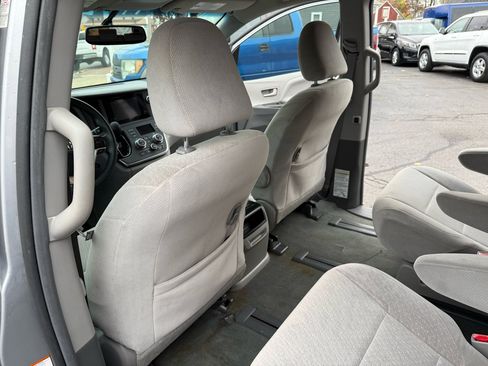 Used 2015 Toyota Sienna LE image 27