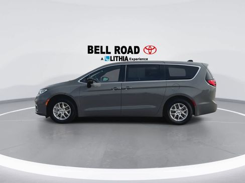 Used 2025 Chrysler Pacifica Select FWD image 6