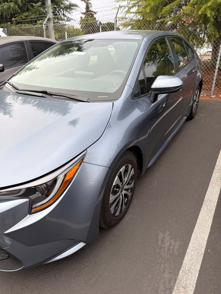 Used 2022 Toyota Corolla LE FWD image 2