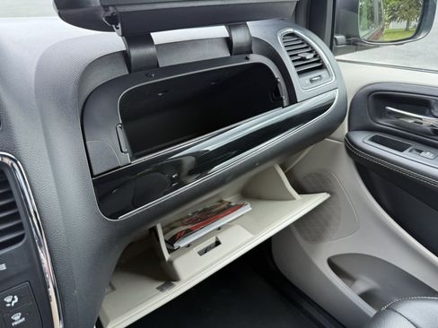 Used 2019 Dodge Grand Caravan SXT FWD image 29