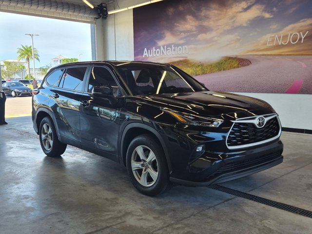 Used 2024 Toyota Highlander LE FWD image 3