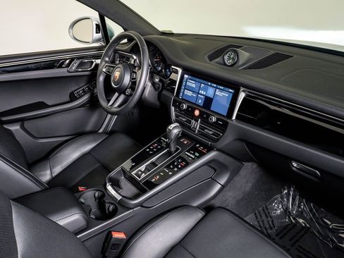 Certified 2026 Porsche Macan AWD/4WD image 14