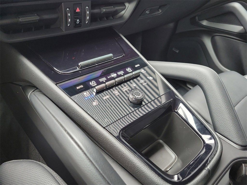 Certified 2025 Porsche Cayenne AWD/4WD image 32