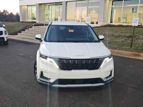 Used 2023 Kia Carnival EX image 2