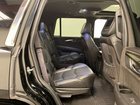 Used 2017 Cadillac Escalade Platinum image 28