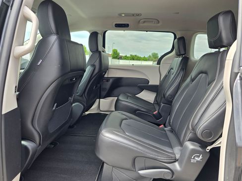 Used 2023 Chrysler Pacifica Touring-L FWD image 13
