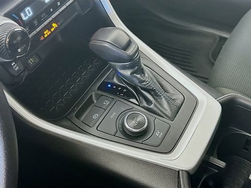 Used 2023 Toyota RAV4 LE AWD/4WD image 16