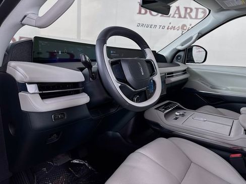 New 2025 Lincoln Navigator Reserve image 9