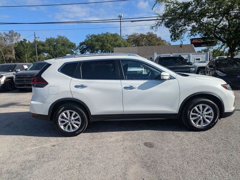 Used 2020 Nissan Rogue SV image 2