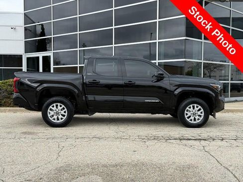 Used 2025 Toyota Tacoma SR AWD/4WD image 2