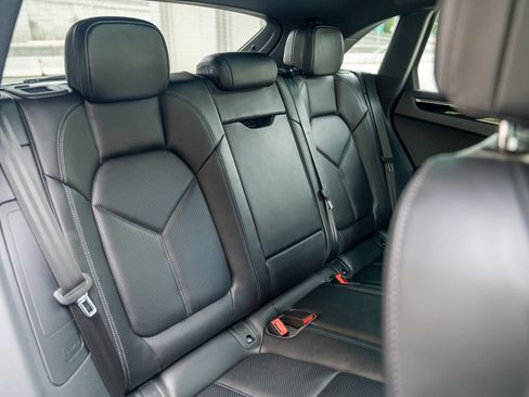 Certified 2025 Porsche Macan AWD/4WD image 21