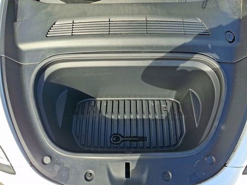 Used 2022 Tesla Model Y Long Range image 32