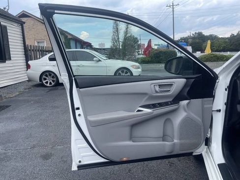 Used 2017 Toyota Camry SE FWD image 12