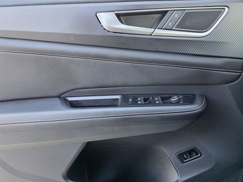 Used 2025 Volkswagen Atlas Cross Sport SEL image 18