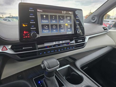 Used 2023 Toyota Sienna Platinum image 27