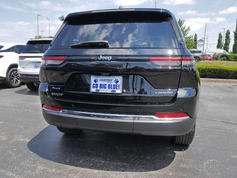 Used 2023 Jeep Grand Cherokee Laredo AWD/4WD image 5
