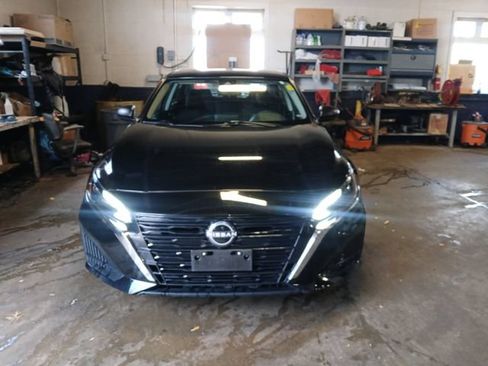 Used 2025 Nissan Altima 2.5 SV FWD image 2