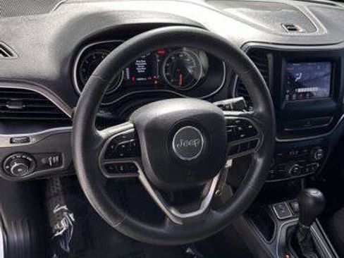 Used 2019 Jeep Cherokee Latitude w/ Popular Appearance Group image 12