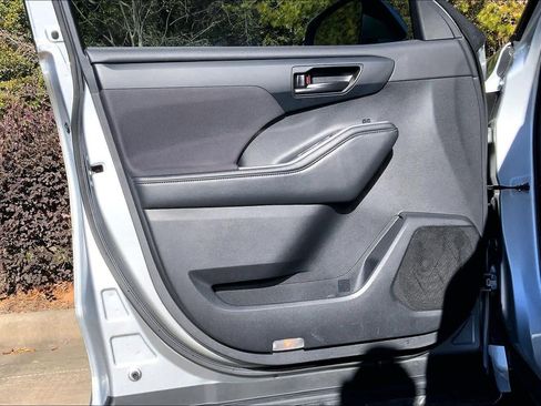 Used 2023 Toyota Highlander LE image 21