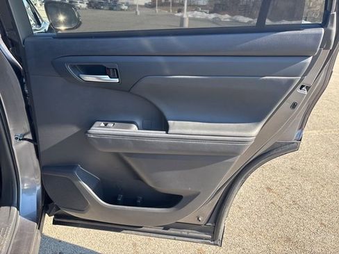 Certified 2024 Toyota Highlander XLE image 15