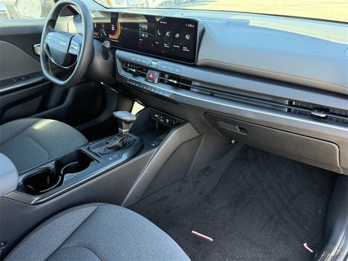 New 2025 Kia K4 LXS image 12