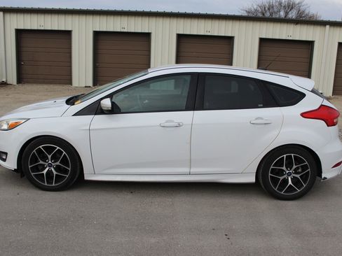 Used 2016 Ford Focus SE w/ SE Sport Package image 3