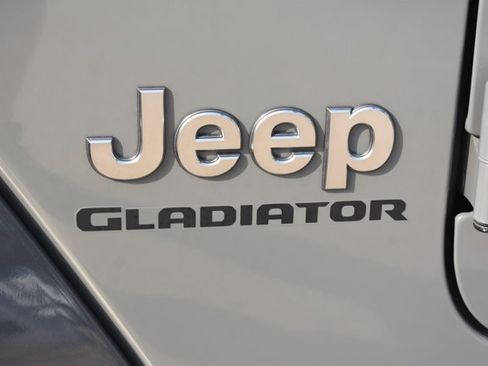 Used 2022 Jeep Gladiator Overland w/ Trailer Tow Package AWD/4WD image 12