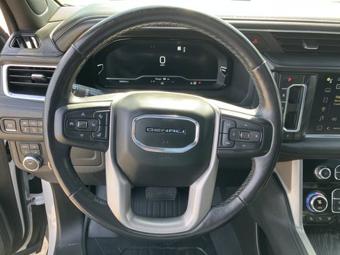 Used 2022 GMC Yukon XL Denali image 10