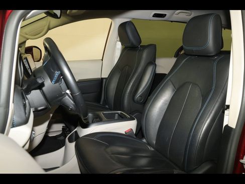 Used 2021 Chrysler Pacifica Touring-L w/ Uconnect Theater Family Group FWD image 23