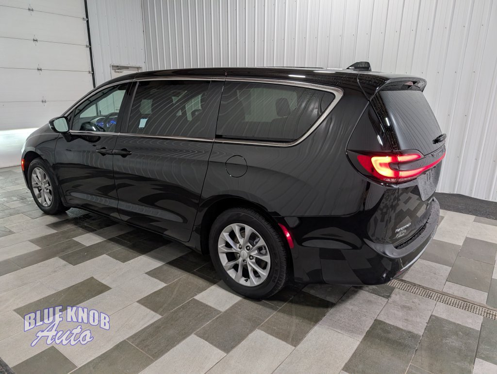 Used 2027 Chrysler Pacifica Limited FWD image 2