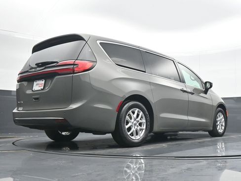 Used 2023 Chrysler Pacifica Touring-L image 21