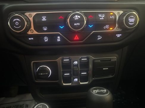 Used 2020 Jeep Wrangler Unlimited Sahara w/ Uconnect 4C Nav & Sound Group image 15